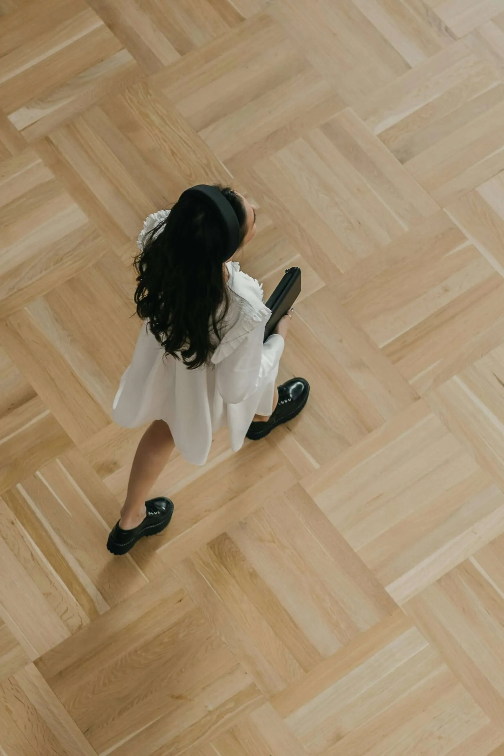 Hardwood vs. Vinyl vs. Laminate: Which Flooring Fits Your Lifestyle? 1 hardwood-flooring-modern-interior-v2